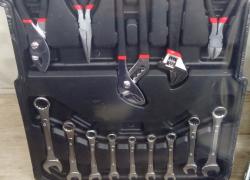 Професійний набір інструментів у зручній валізі на колесах